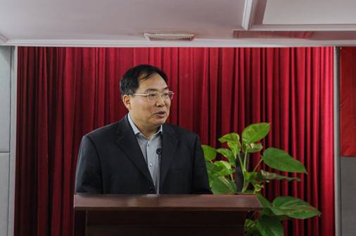 配圖6：文學(xué)院副院長(zhǎng)吳辛丑主持開(kāi)幕式